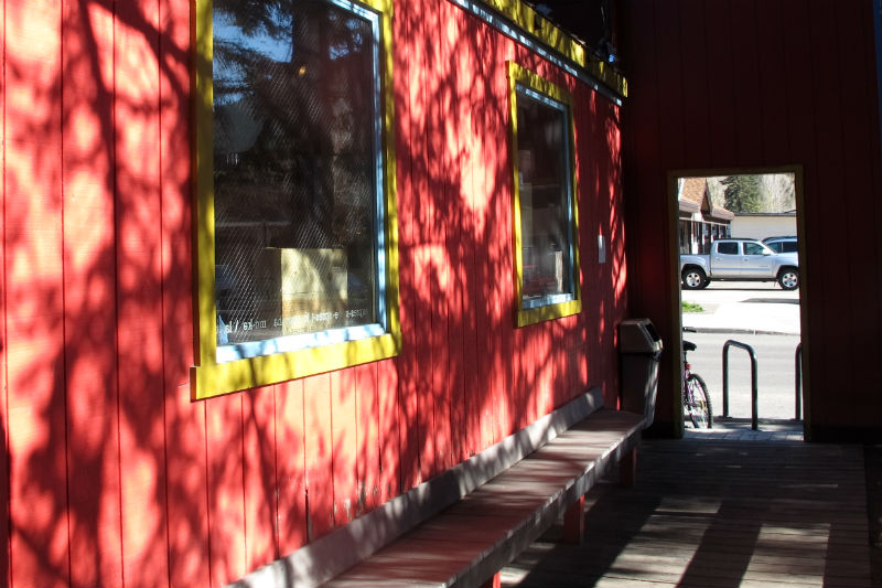 pearl street bagels outdoor bench